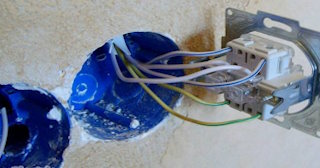 Монтаж проходного выключателя от 580 руб. в Коврове